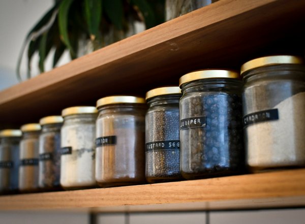 How to build a DIY spice rack for a UK kitchen using recycled materials?